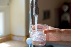вода