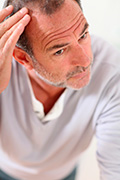 От чего выпадают волосы на голове у мужчин причины thumbnail