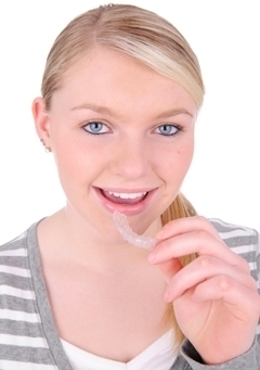 Как выровнять зубы без брекетов у взрослых