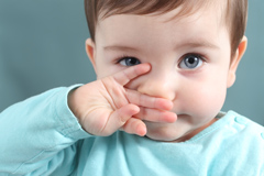 Как правильно очистить нос ребенку?