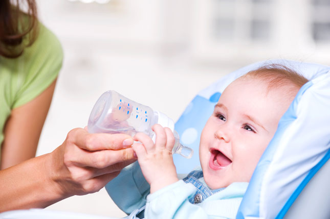 Вода для новорожденных: когда, сколько и какую воду давать новорожденному и  детям при грудном вскармливании и искусственном?
